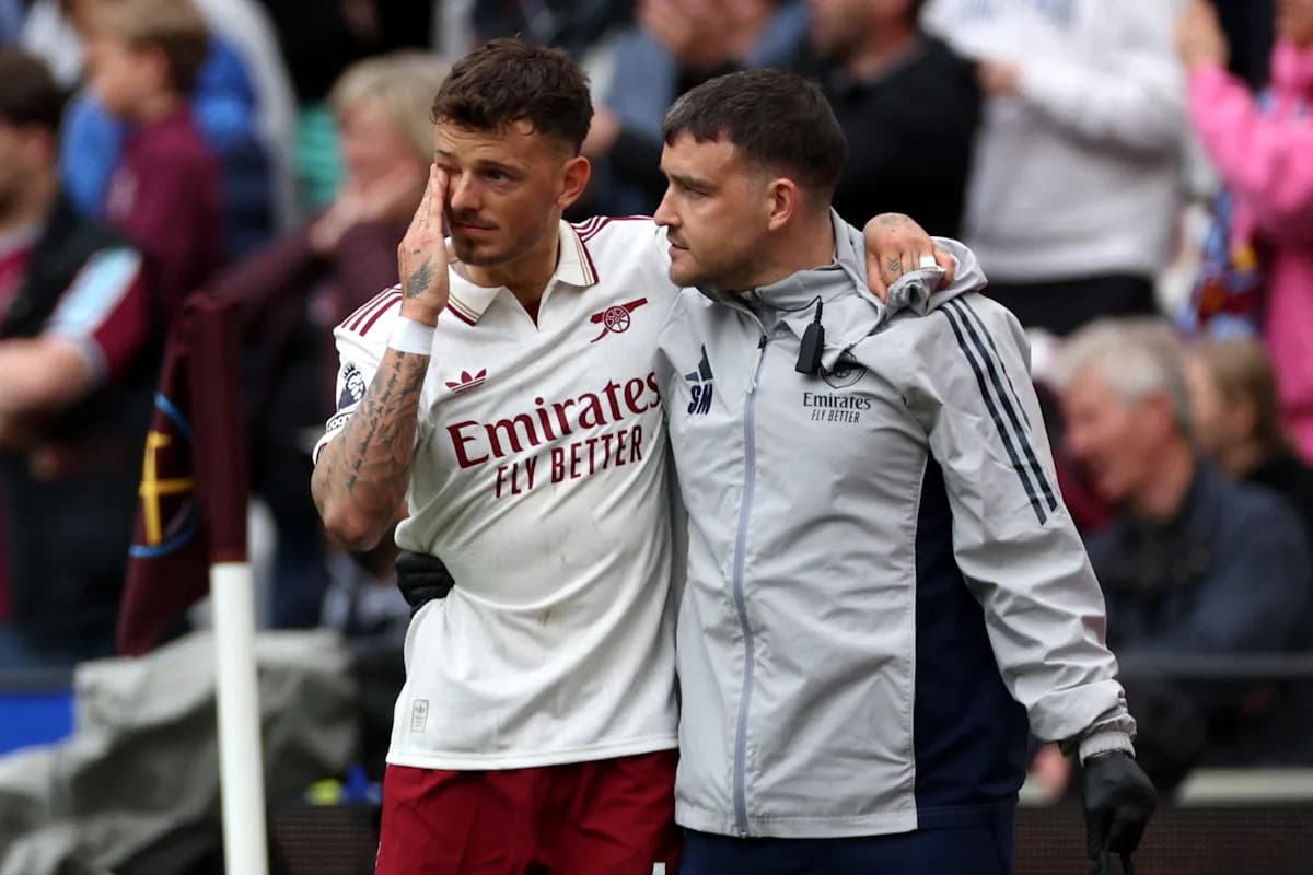 Jugador de Arsenal siendo asistido por el personal médico