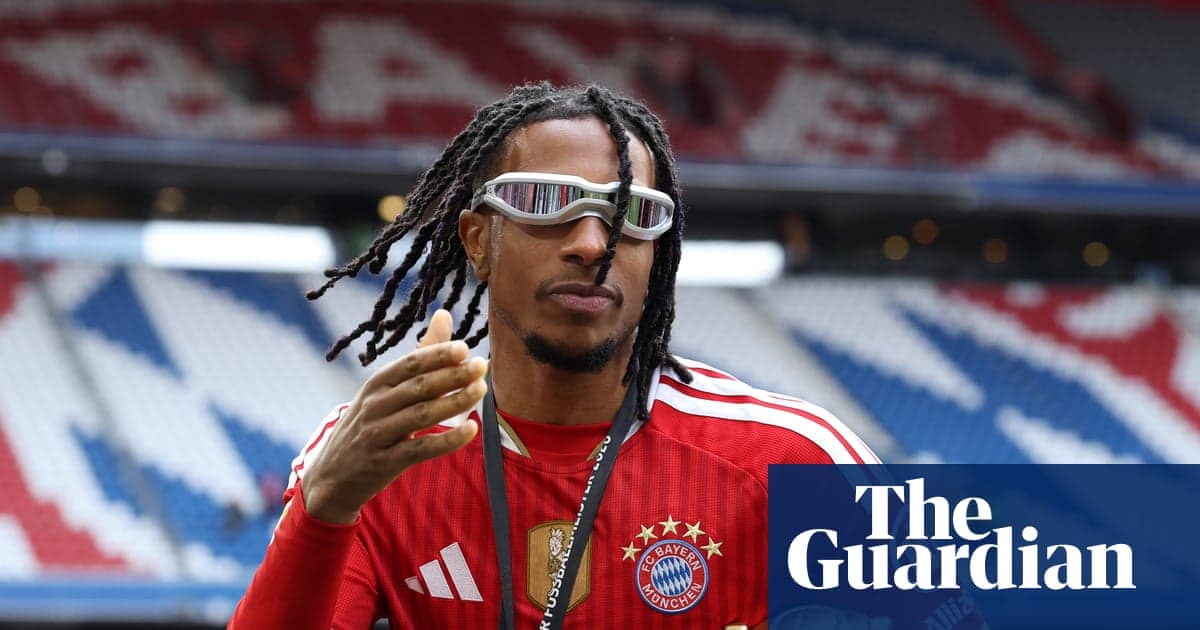 Jugador de Bayern Múnich en el estadio con gafas