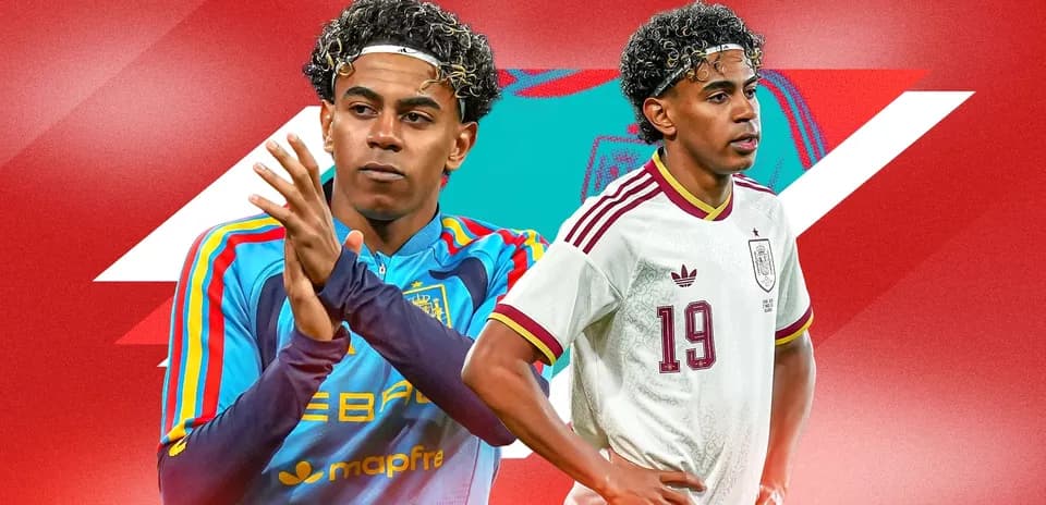 Jugador de fútbol con dos uniformes de España