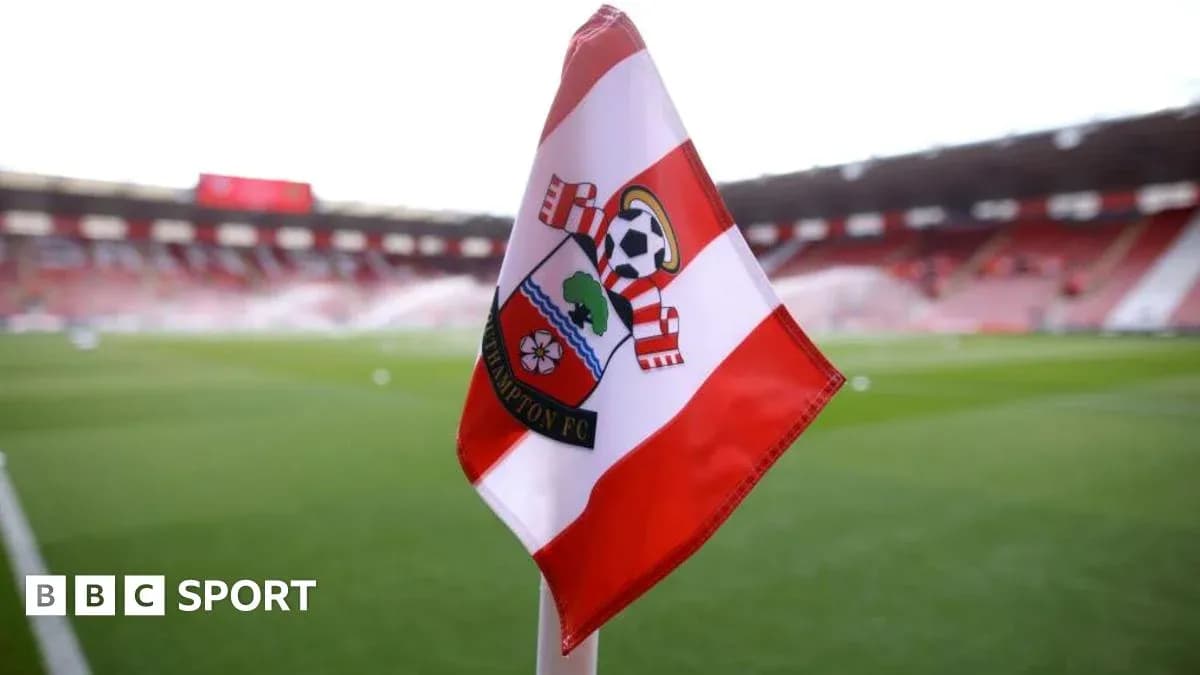 Bandera de Southampton FC en el campo de juego