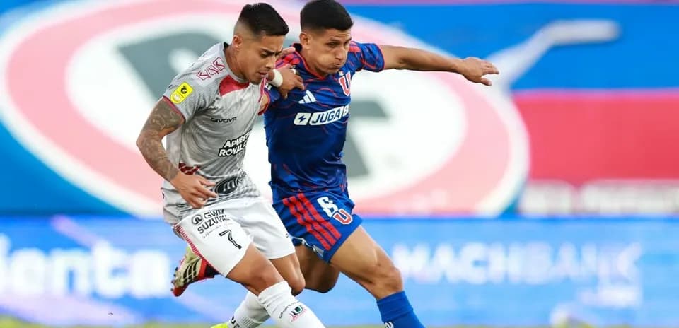 Jugadores de Unión La Calera y Universidad de Chile en acción