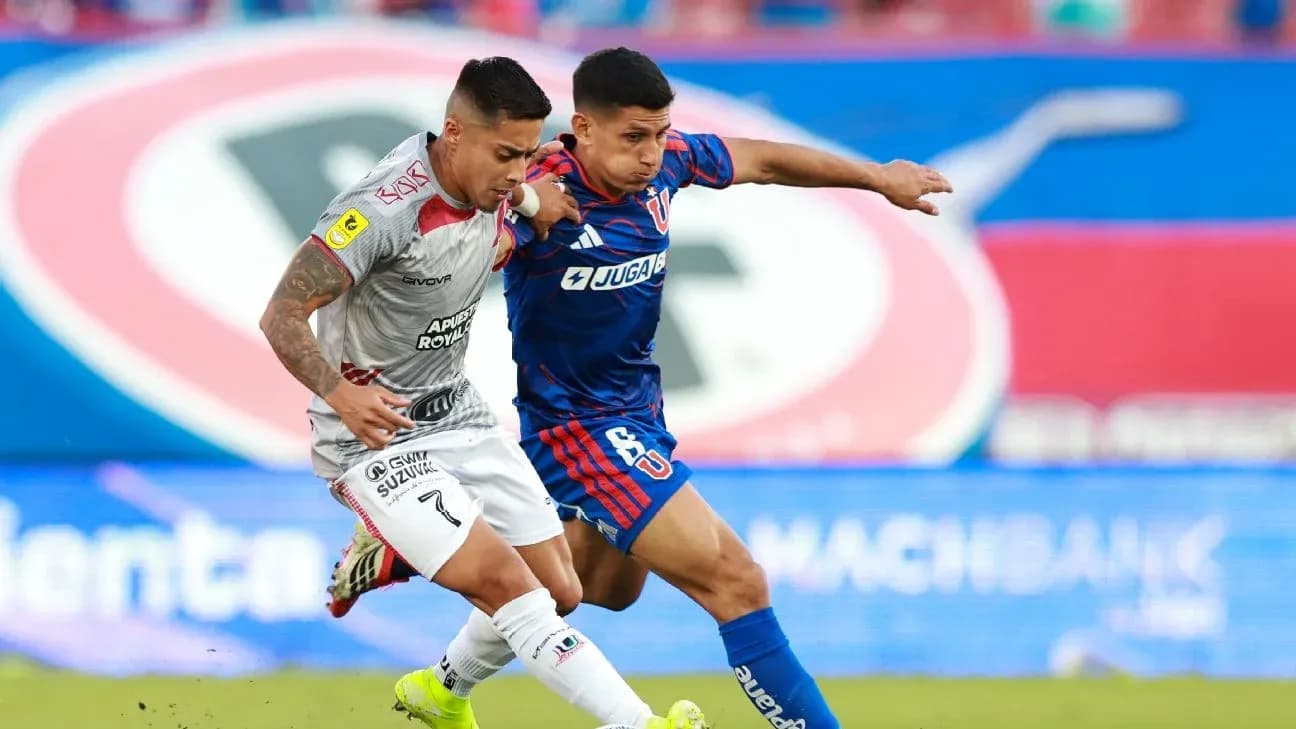Jugadores de Unión La Calera y Universidad de Chile en acción