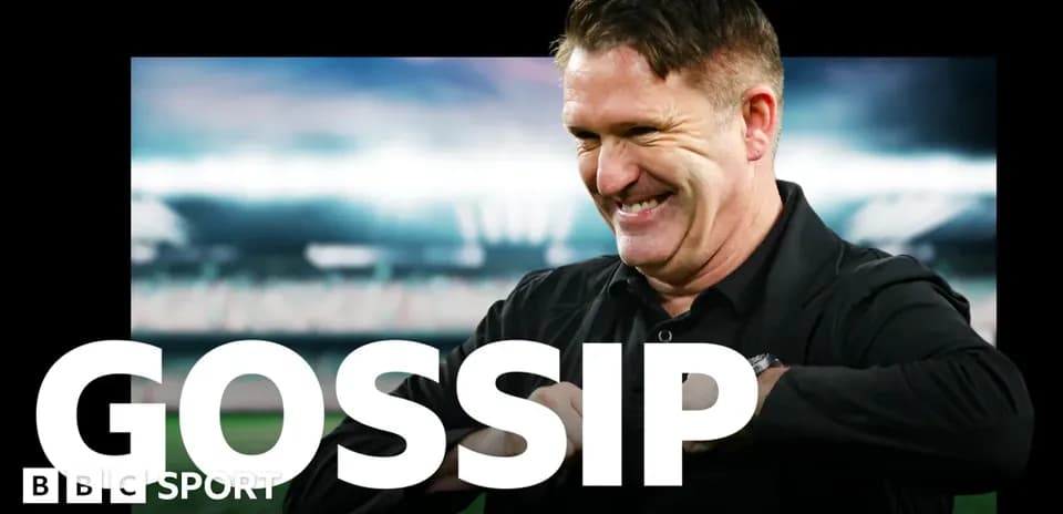 Entrenador sonriendo en un estadio de fútbol