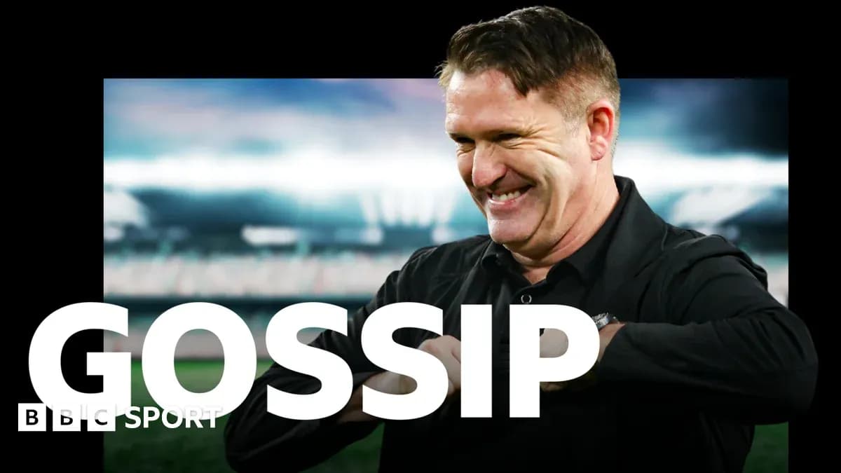 Entrenador sonriendo en un estadio de fútbol
