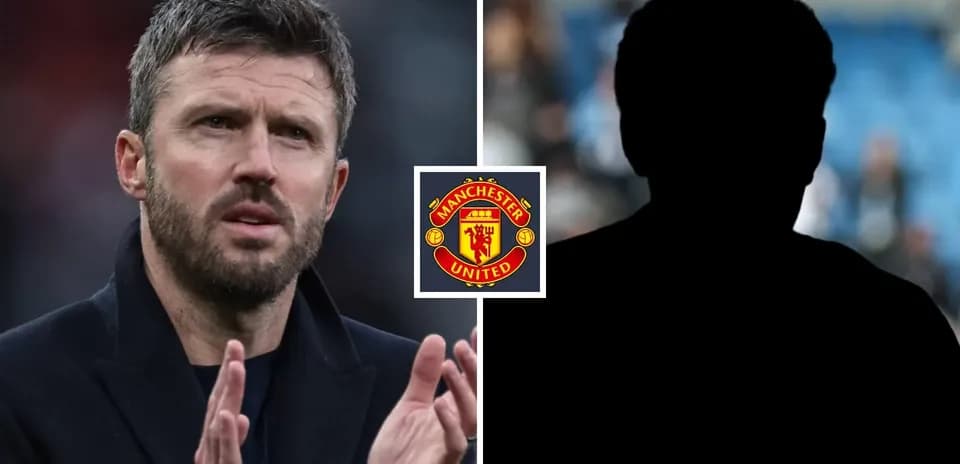 Entrenador aplaudiendo con el escudo de Manchester United