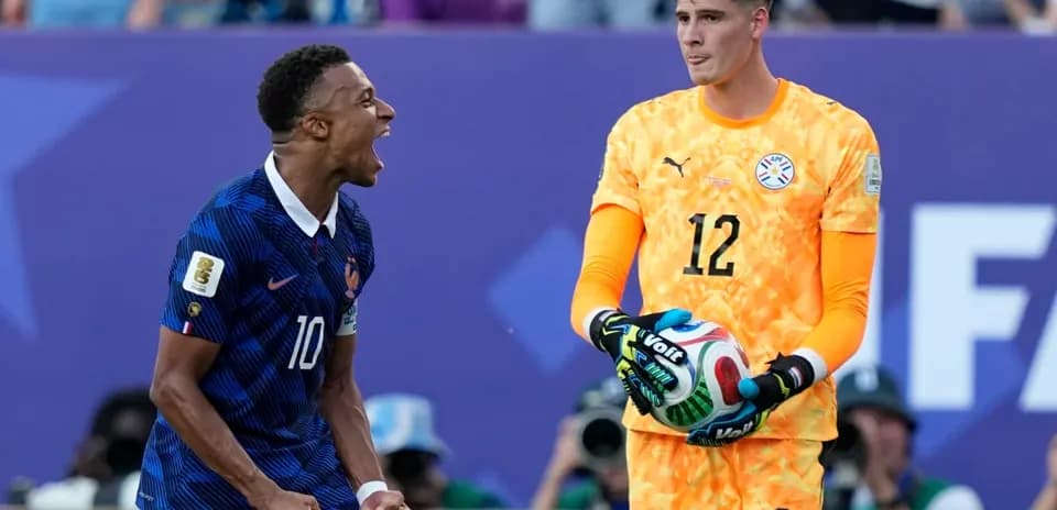 Jugador de Francia celebrando mientras el portero sostiene balón