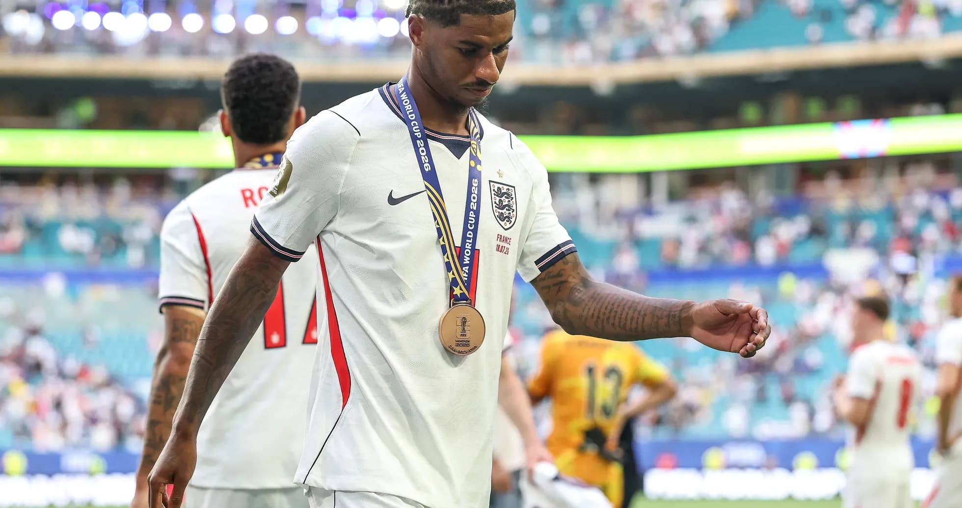 Jugador con medalla de bronce tras el partido