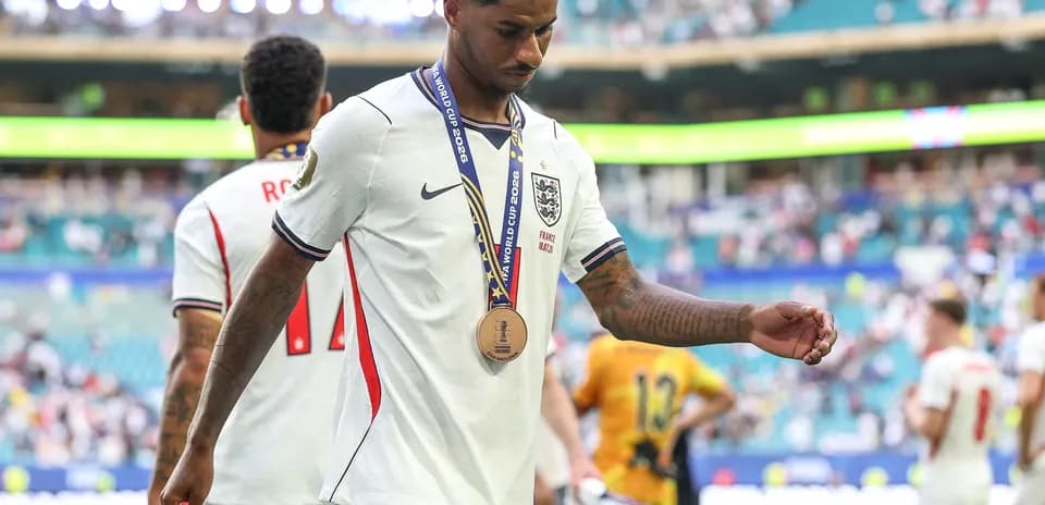 Jugador con medalla de bronce tras el partido
