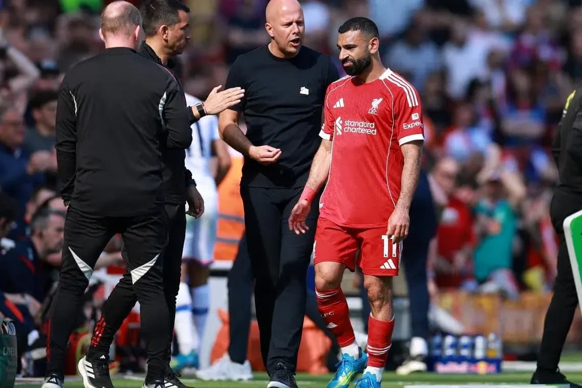 Jugador de Liverpool siendo atendido por el cuerpo técnico