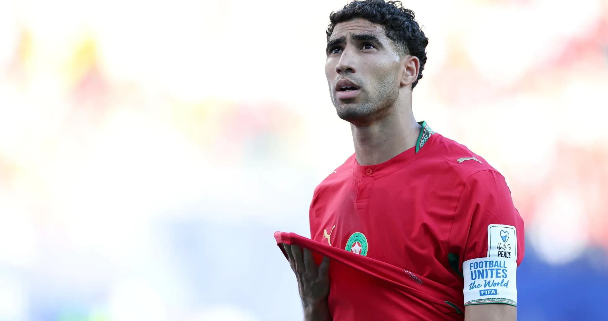 Jugador de Marruecos con camiseta roja en el campo