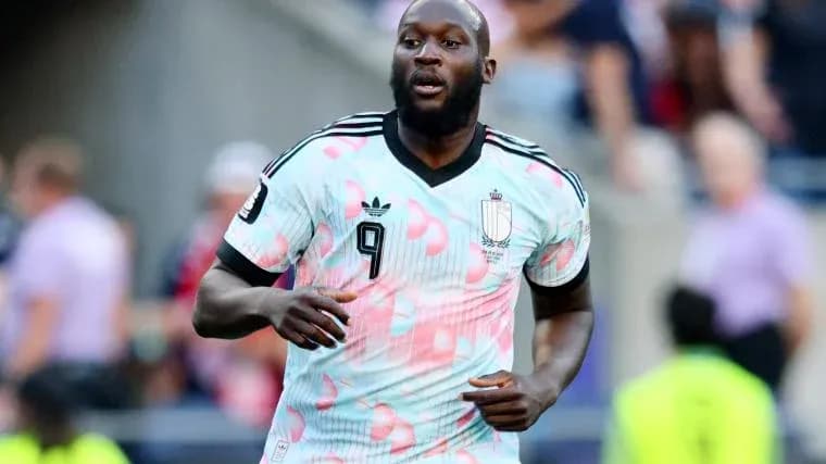 Jugador corriendo en camiseta de Bélgica durante partido