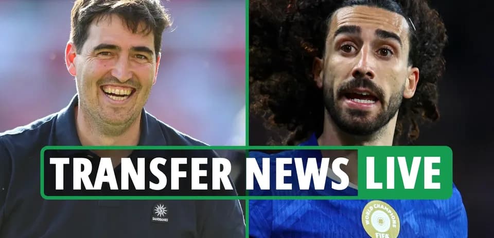 Entrenador sonriente junto a jugador durante noticias de transferencias
