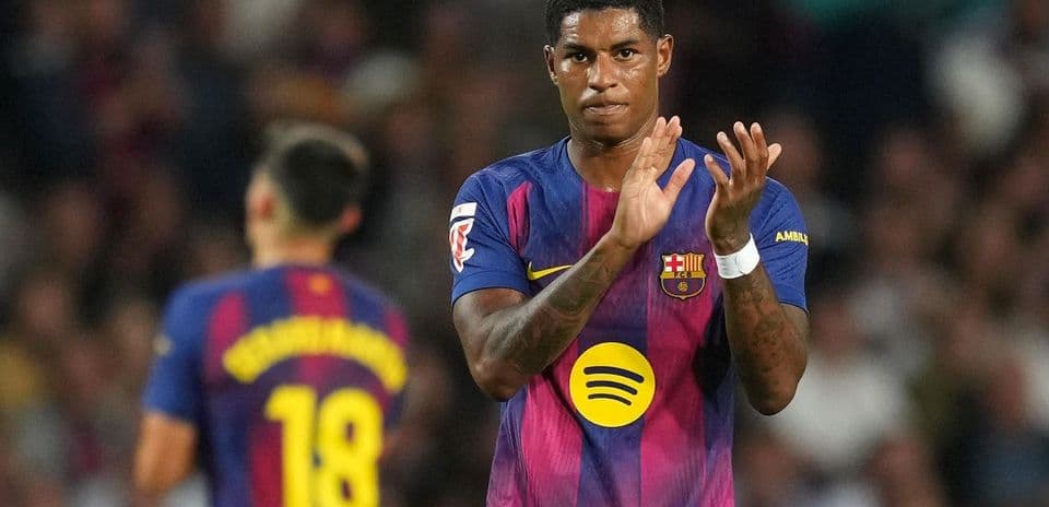 Jugador aplaudiendo en el estadio durante el partido