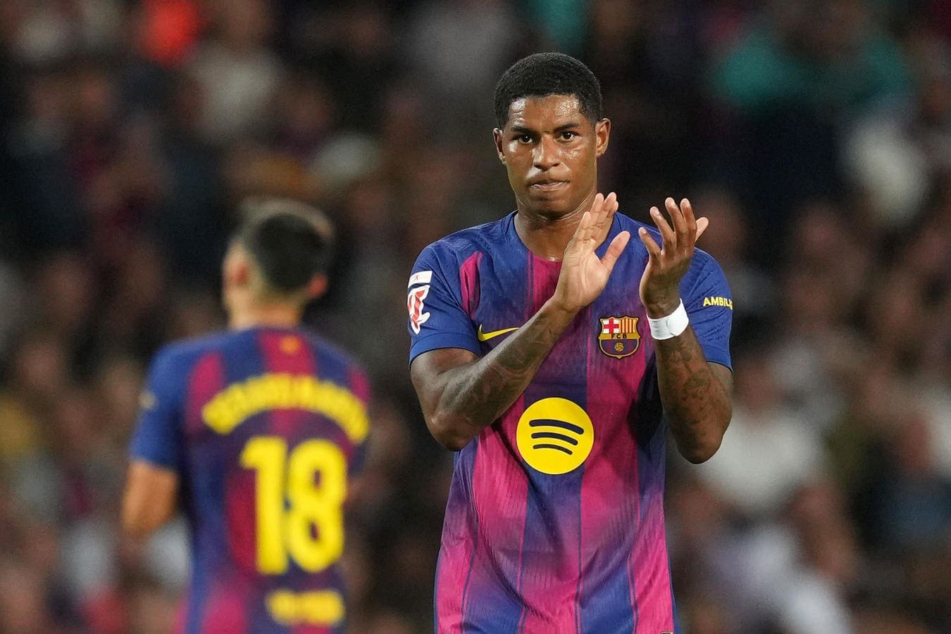 Jugador aplaudiendo en el estadio durante el partido