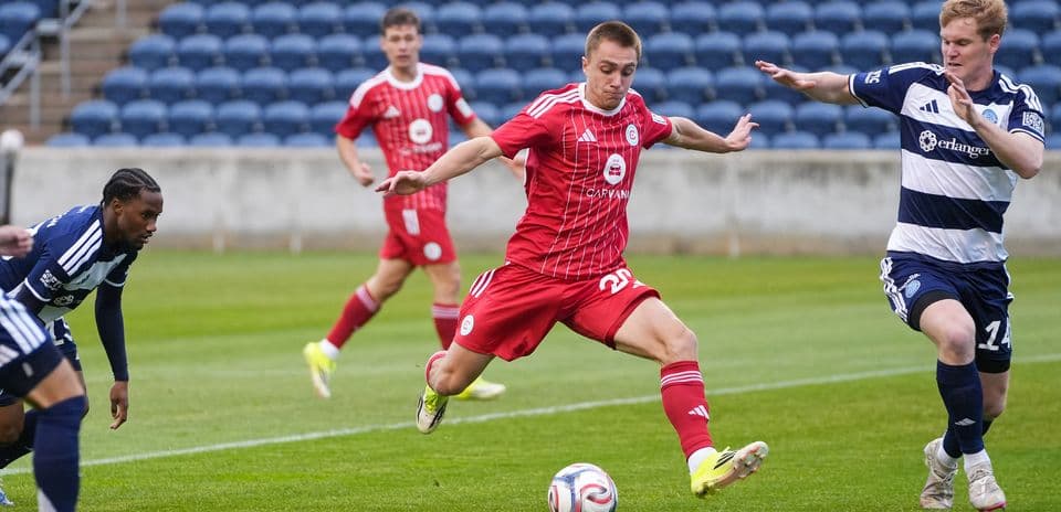 Jugador de Chattanooga driblando a rival de Chicago Fire II