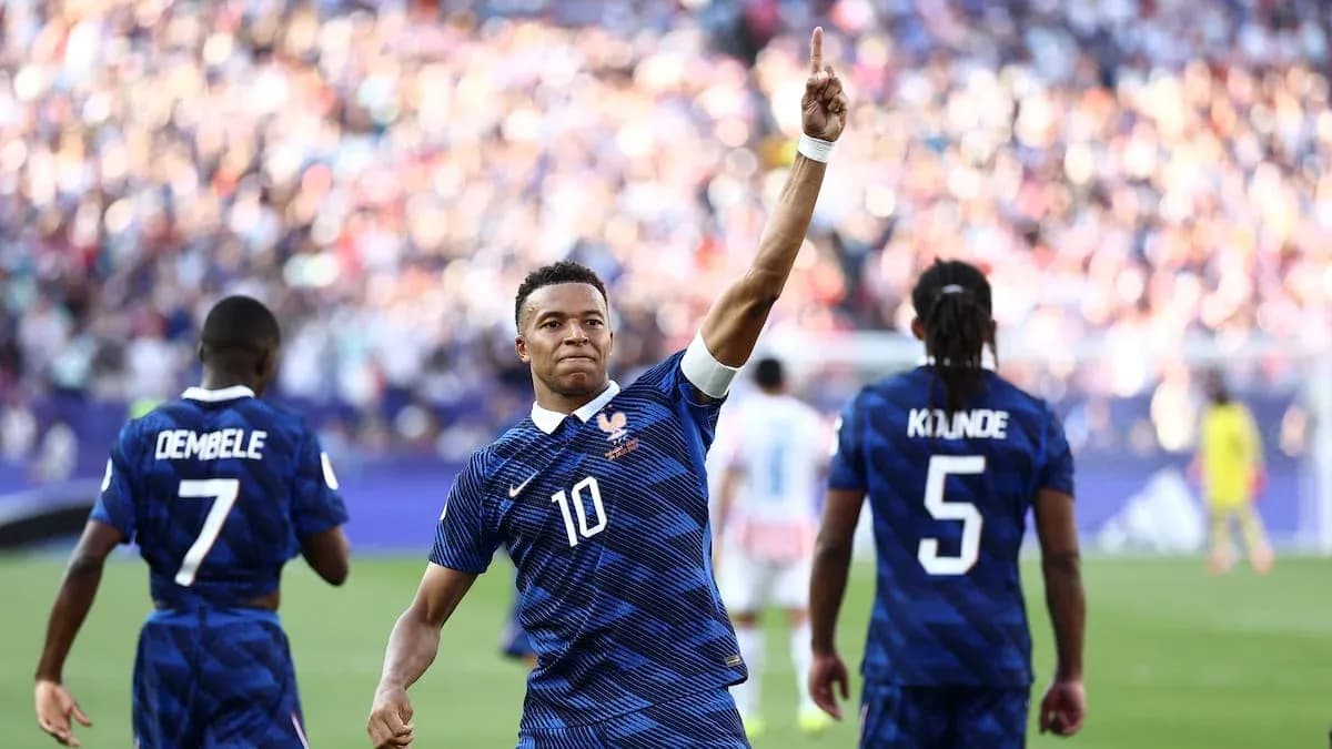 Kylian Mbappé celebra un gol con sus compañeros