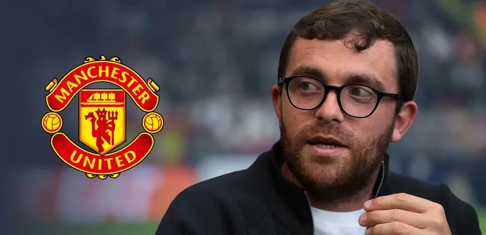 Hombre hablando con el logotipo de Manchester United