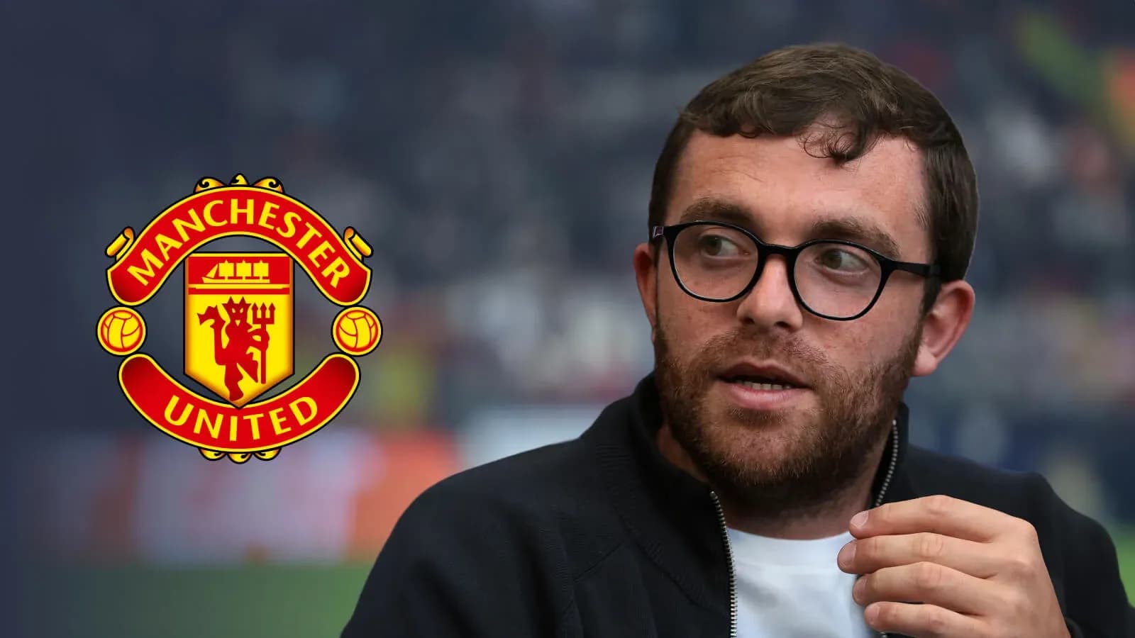 Hombre hablando con el logotipo de Manchester United