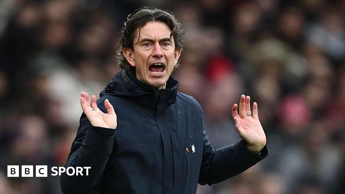 Entrenador gesticulando durante un partido de fútbol
