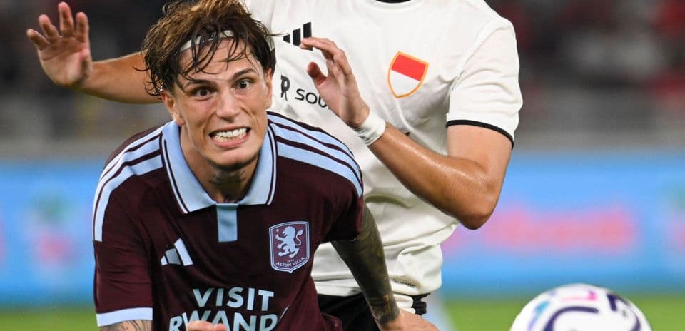 Jugador de Aston Villa siendo derribado durante el partido
