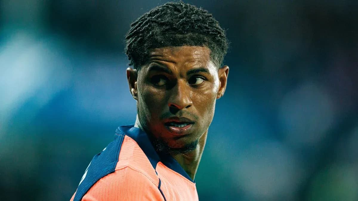 Jugador mirando hacia atrás en el campo de fútbol