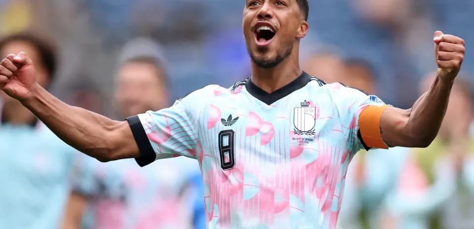 Jugador de Bélgica celebrando en el partido