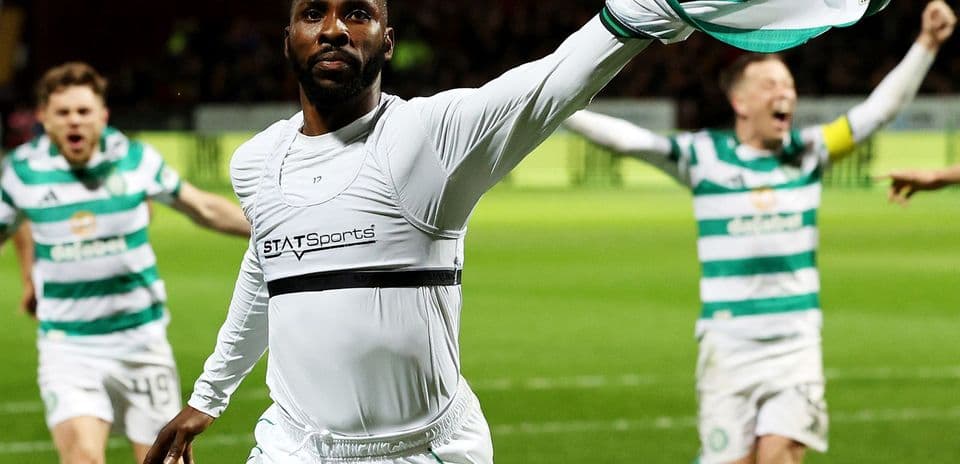 Jugador celebrando con camiseta tras un gol