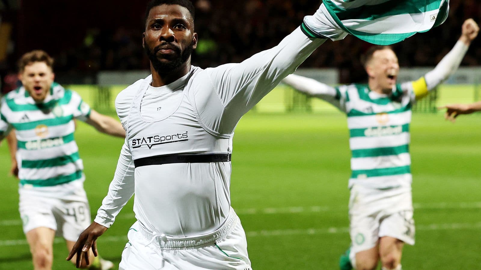 Jugador celebrando con camiseta tras un gol