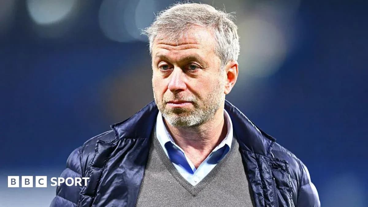 Hombre con chaqueta oscura en un estadio