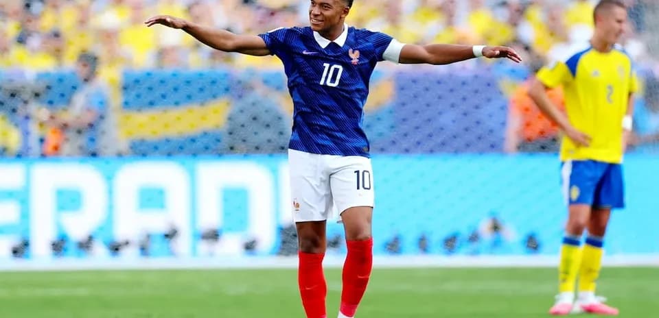 Kylian Mbappé celebra un gol en el partido