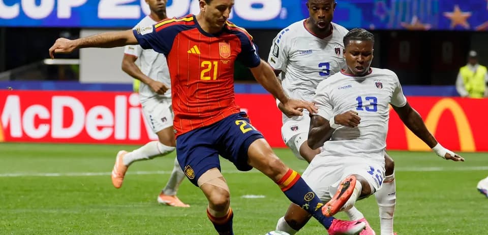 Jugador de España chutando el balón contra Cape Verde