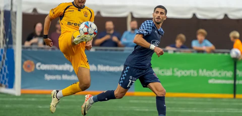 Portero de Indy Eleven en acción durante el partido