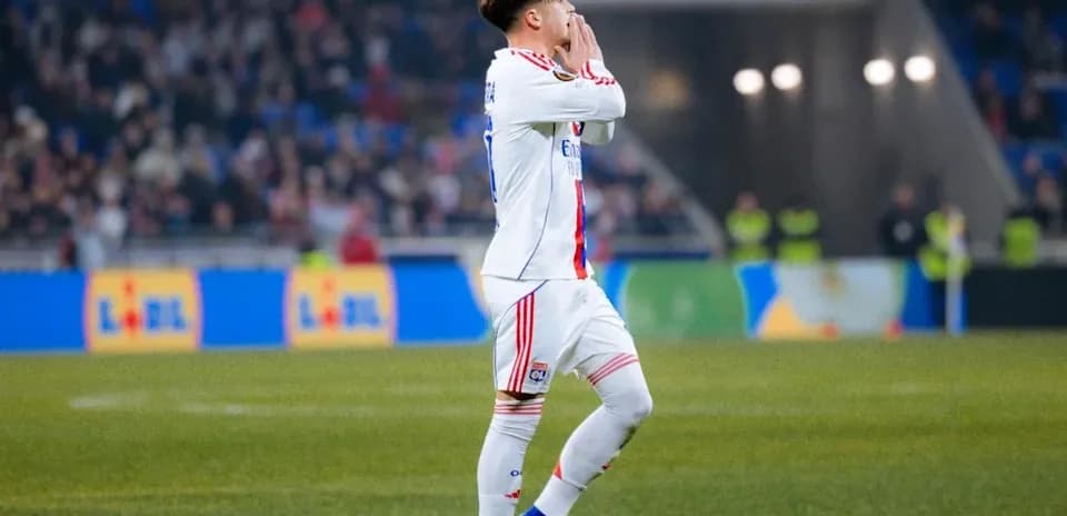 Jugador de Lyon llamando a sus compañeros en el campo