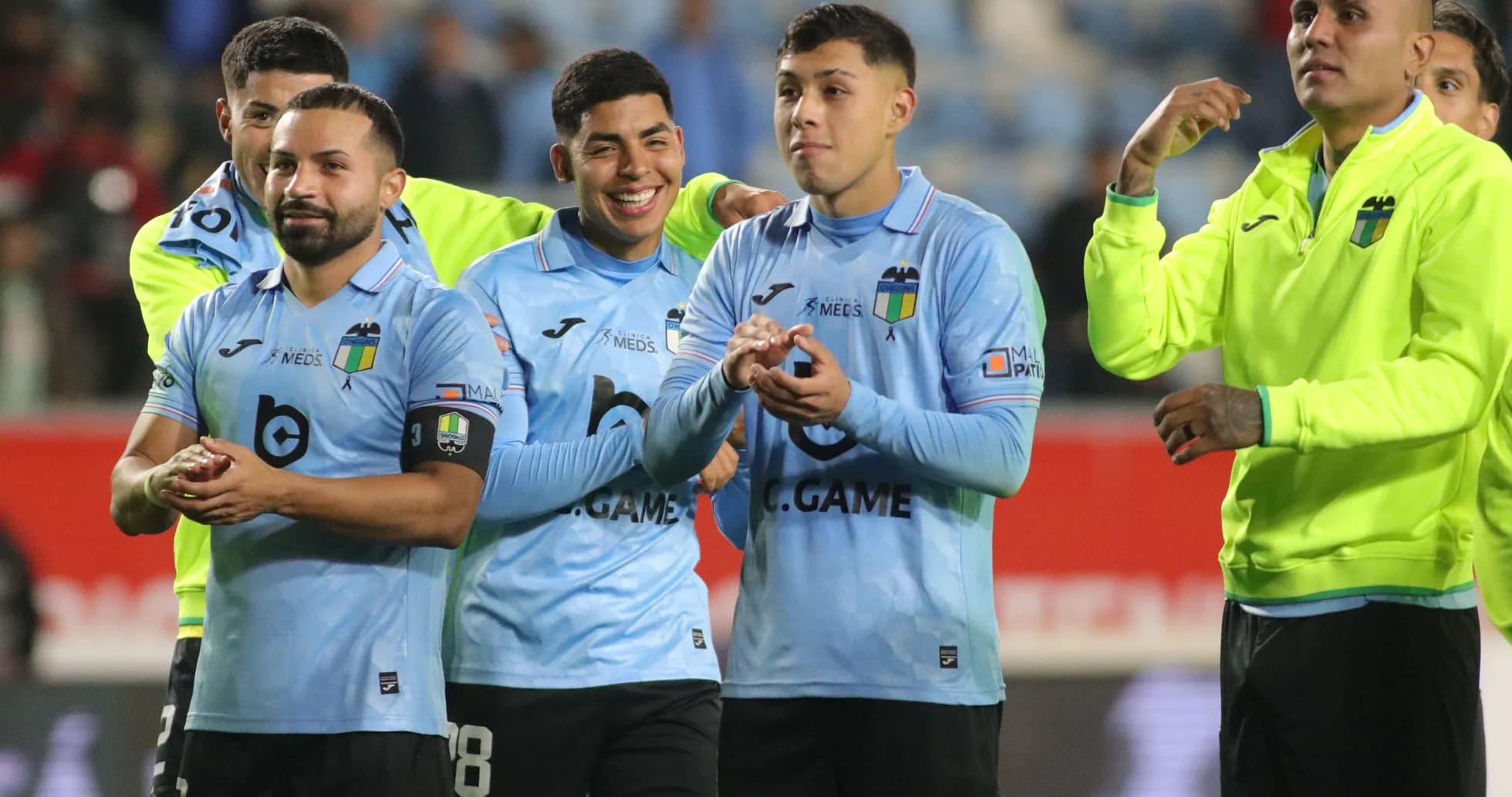 Jugadores de O'Higgins celebrando en el campo