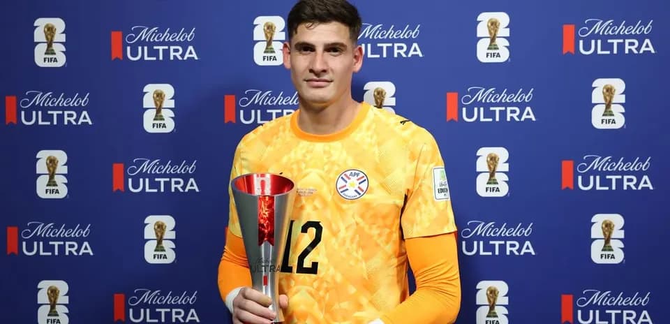 Portero sosteniendo trofeo en evento de FIFA