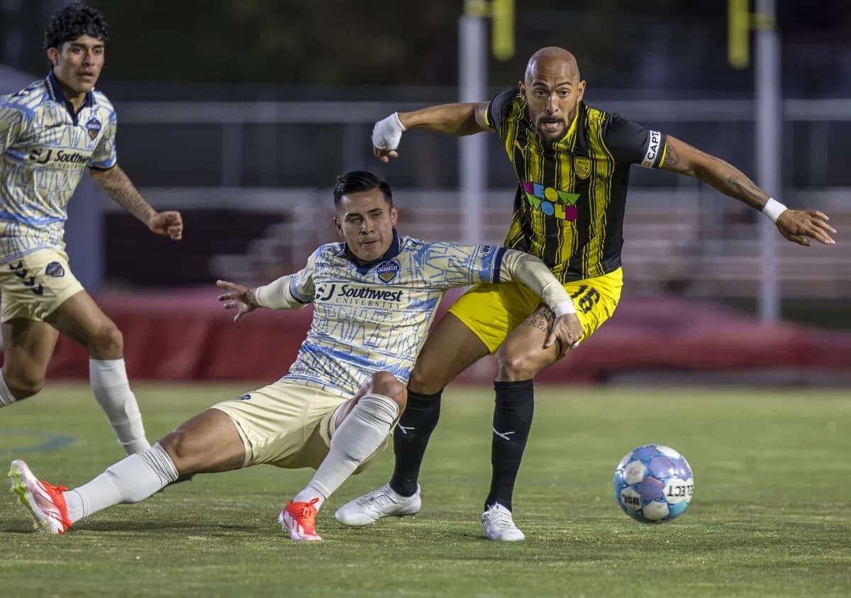 Jugador de New Mexico United desafiando a oponente
