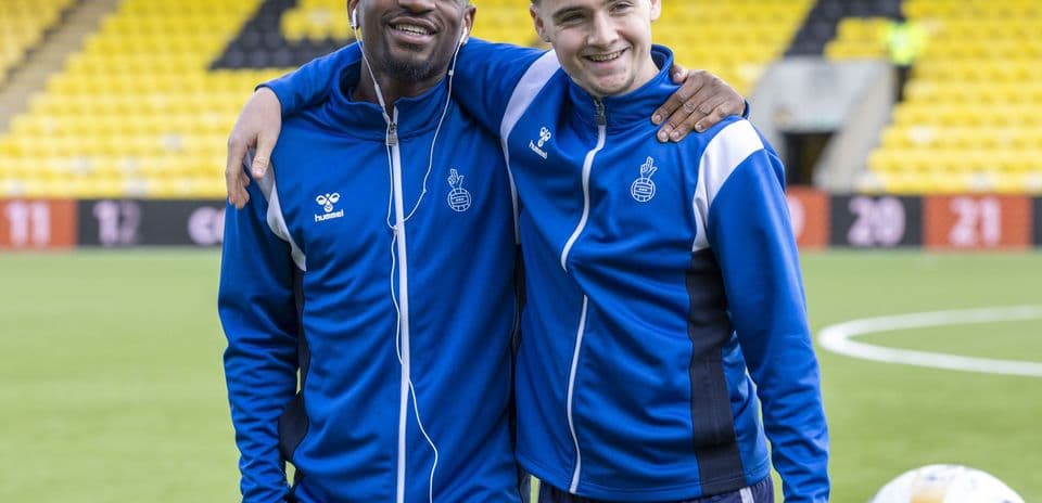 Dos jugadores posando juntos en el campo