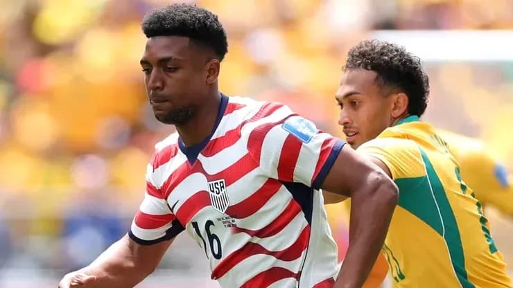 Jugador de Estados Unidos corriendo con balón en partido