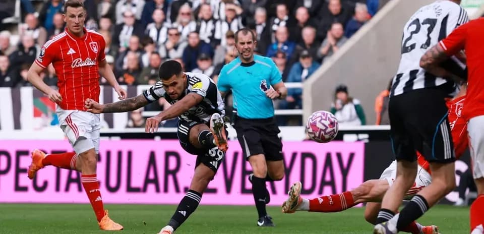 Jugador de Newcastle disparando a puerta