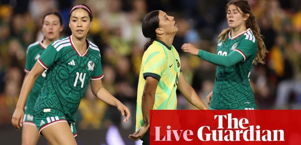 Jugadoras de México y Australia durante partido de fútbol