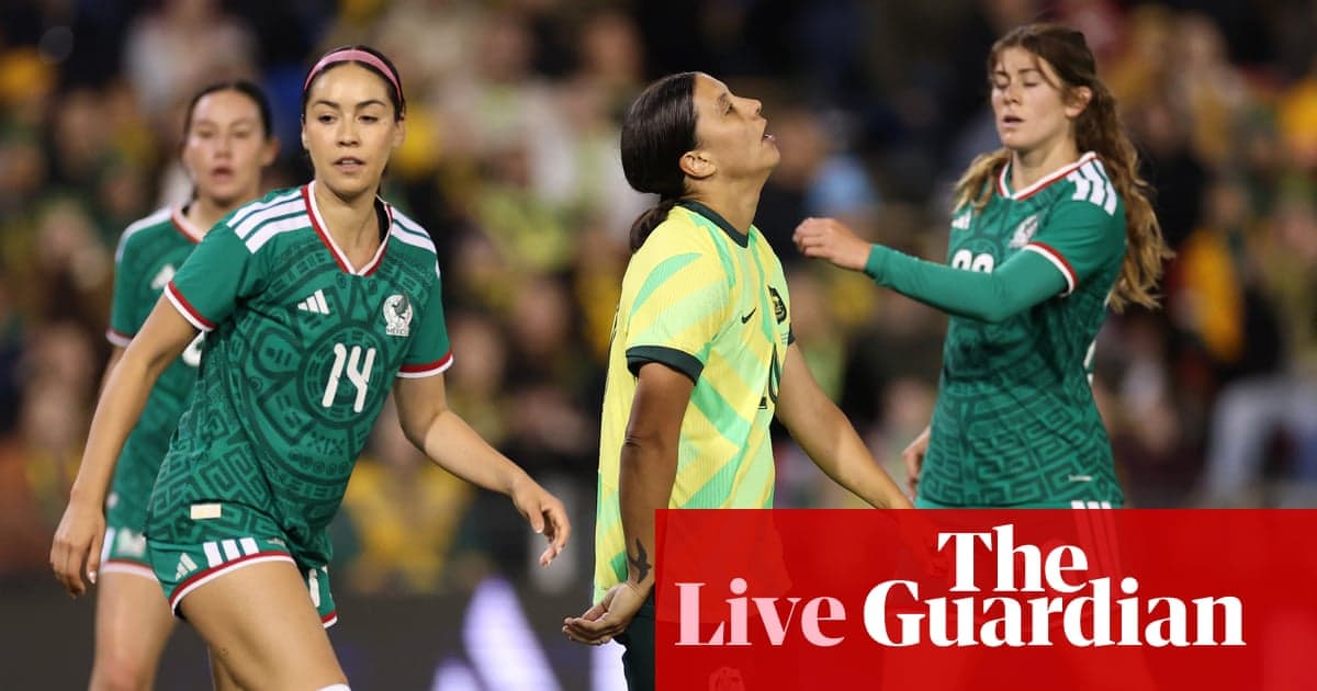 Jugadoras de México y Australia durante partido de fútbol