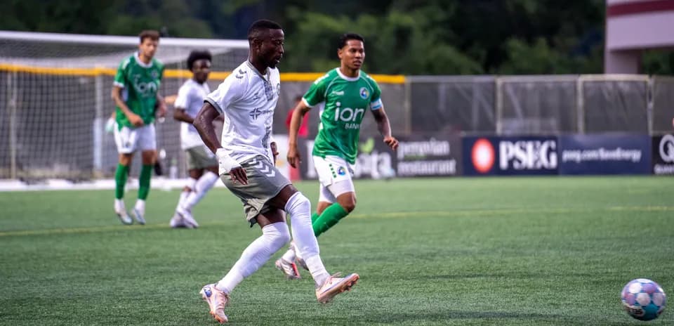 Jugador de NY Cosmos avanzando con el balón