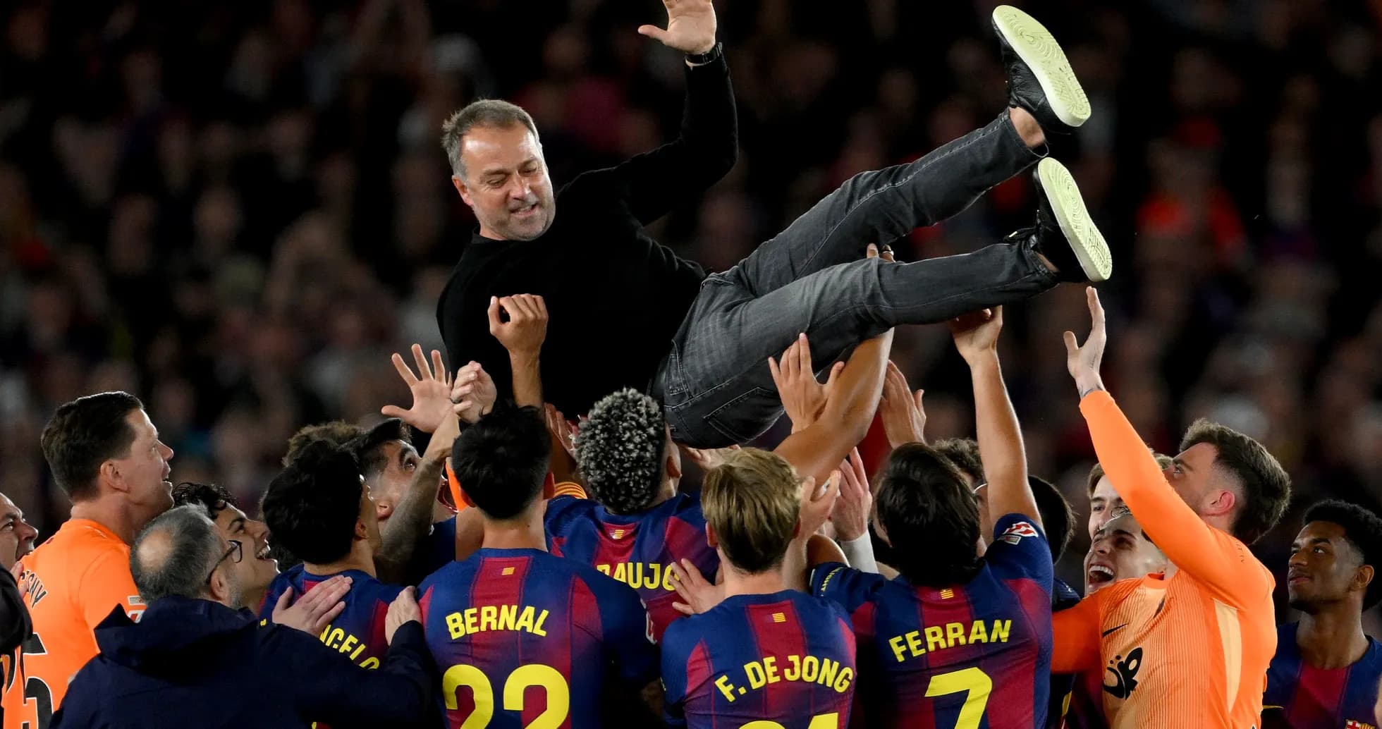 Entrenador es levantado por jugadores del FC Barcelona
