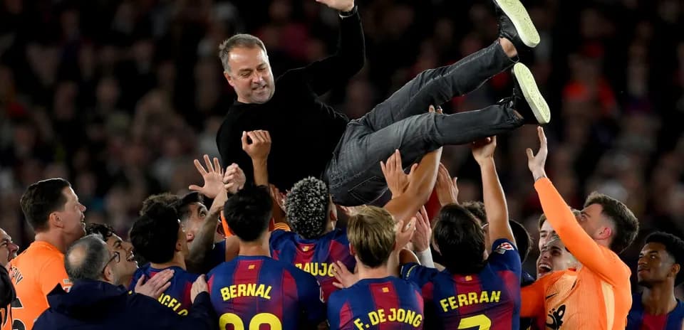 Entrenador es levantado por jugadores del FC Barcelona