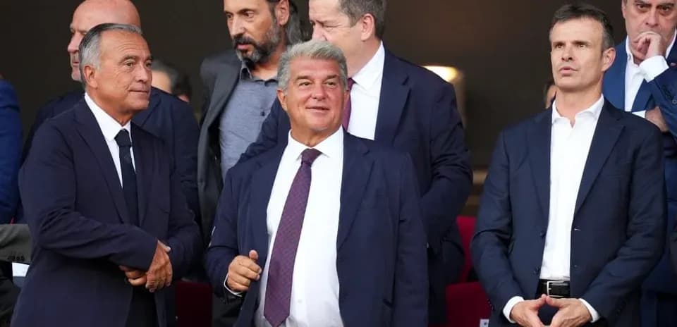 Directivos observando un partido desde el palco