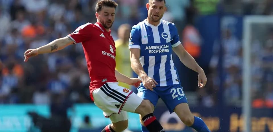 Jugador de Brighton compitiendo por el balón