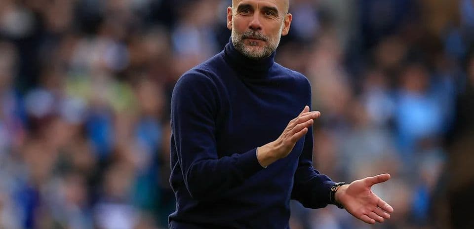 Entrenador dirigiendo a su equipo en el campo