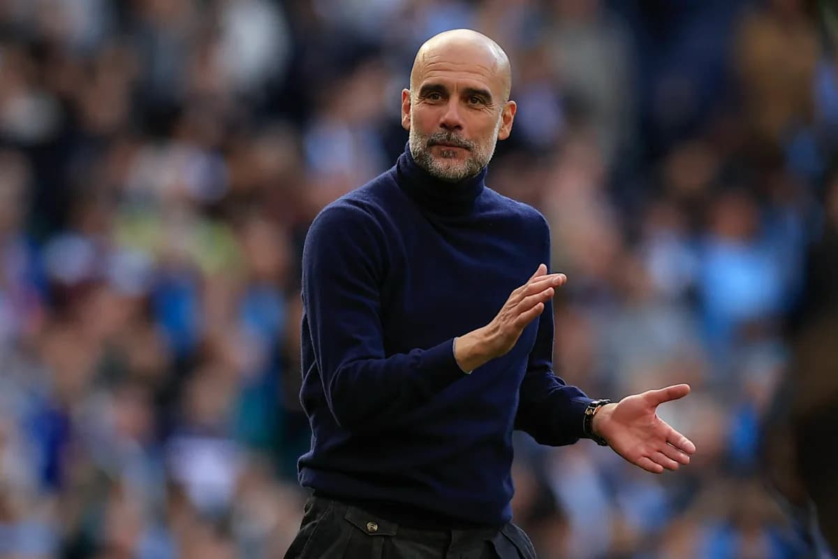Entrenador dirigiendo a su equipo en el campo