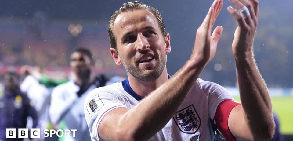 Jugador aplaudiendo después del partido con Inglaterra