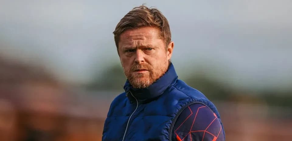 Entrenador observando durante la práctica del equipo